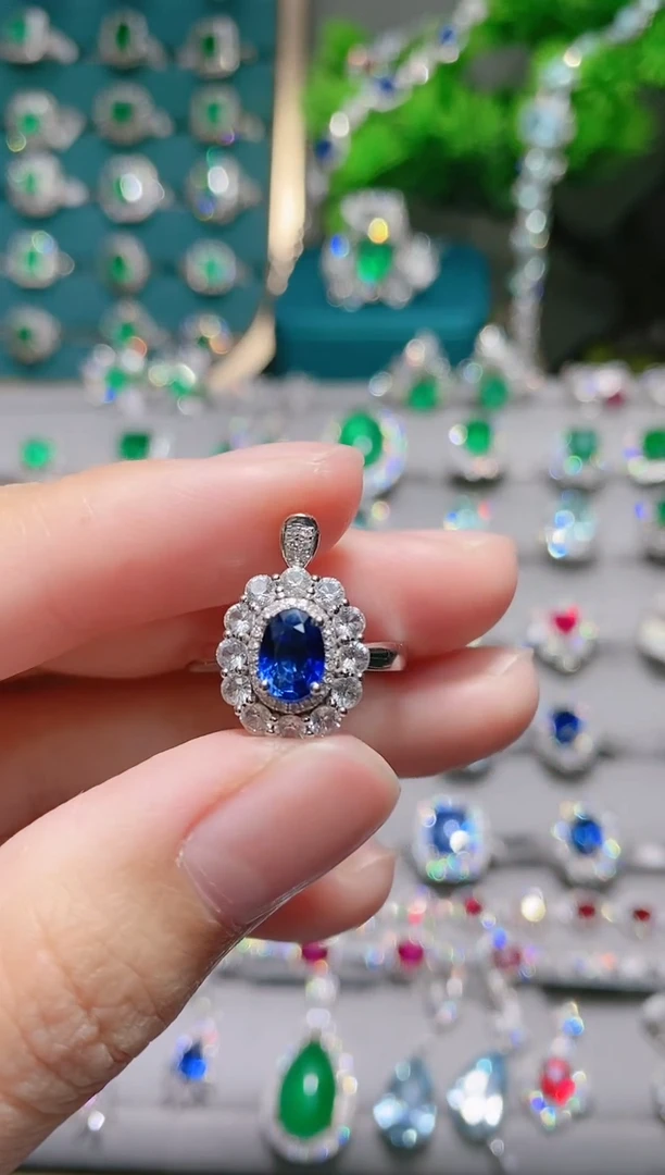 18K金戒指蓝宝石18K金镶嵌.