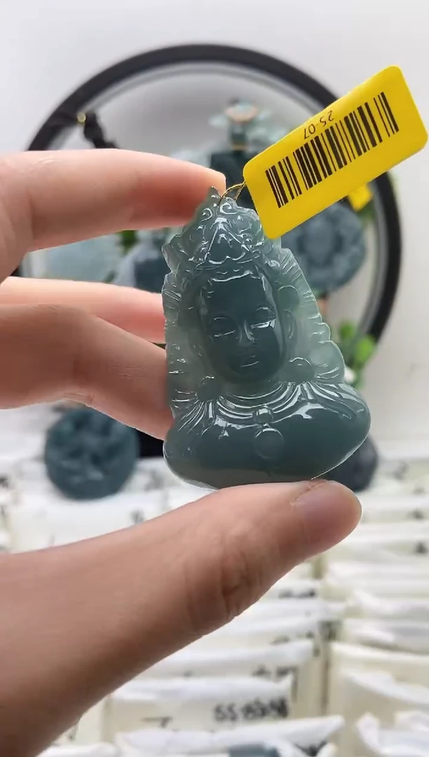 翡翠未镶嵌颈饰观音