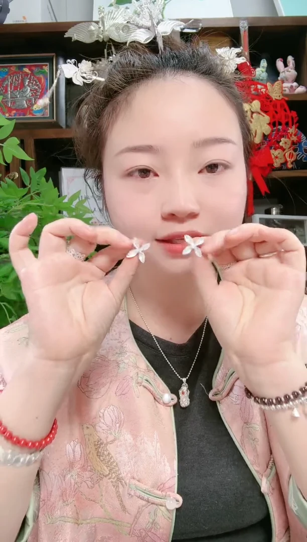 无足银花丝四叶草耳钉