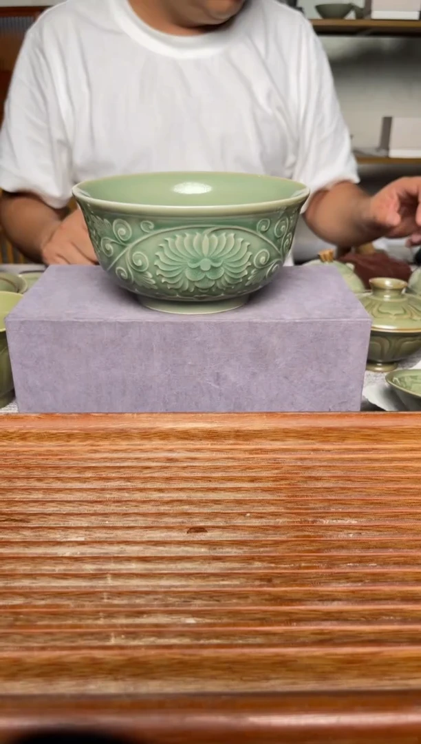 其他青瓷5.5寸牡丹碗1个   微瑕