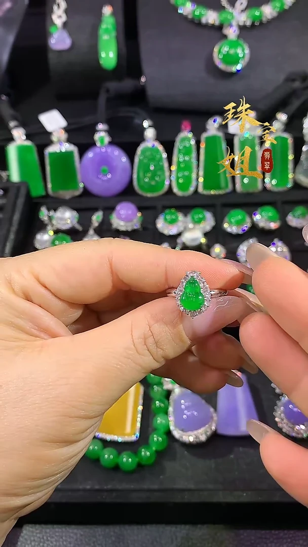 18K金镶嵌戒指翡翠戒指