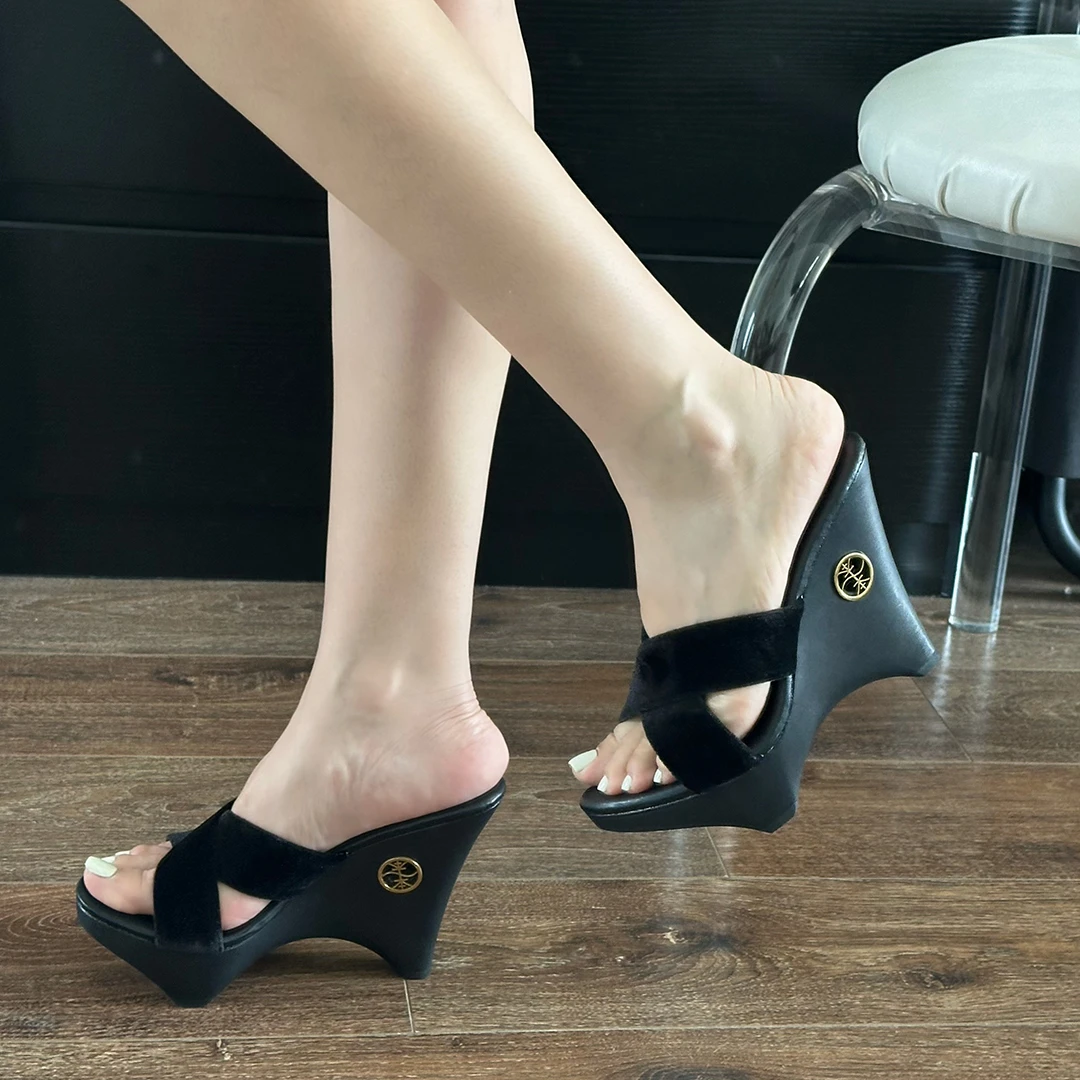 2025夏季新款vintage中古绒面交叉坡跟木屐鞋镂空小众设计感凉拖