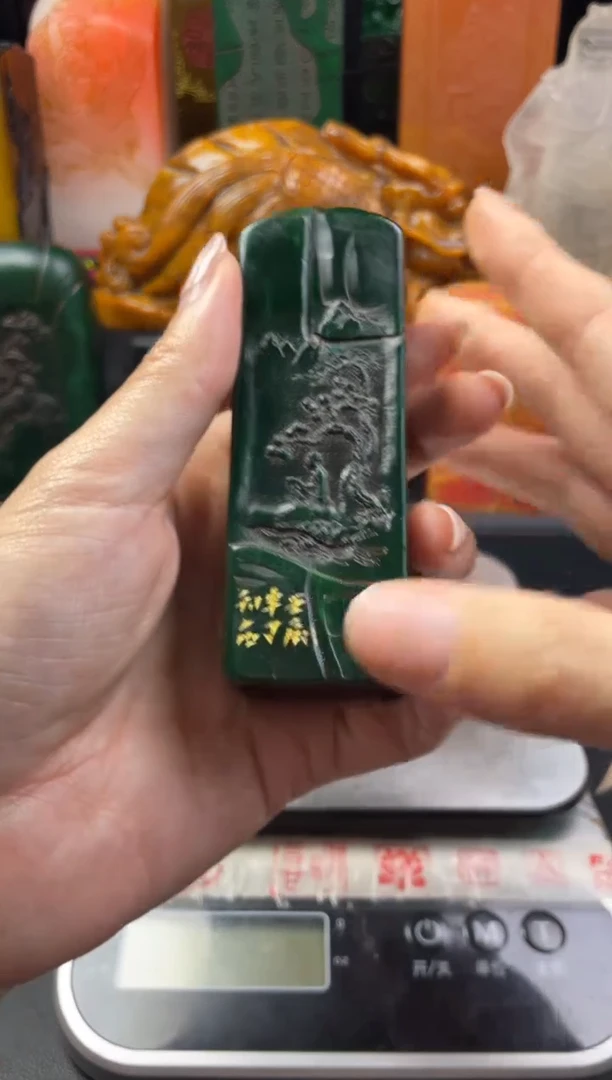 寿山石印石绝绿薄意雕竖章（但得安闲）