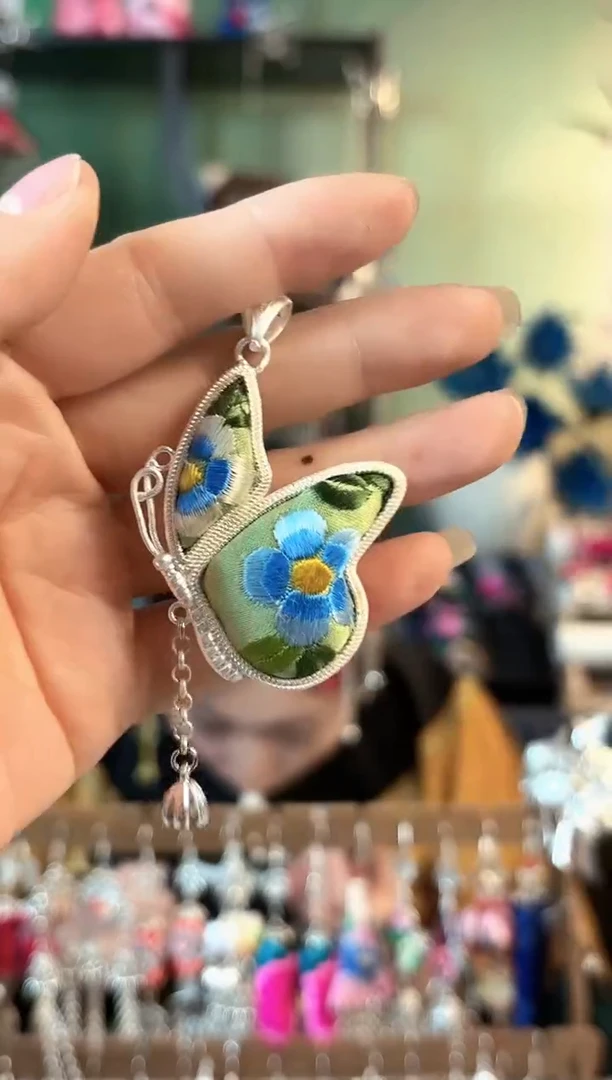 彩云南阁非遗老绣饰品234