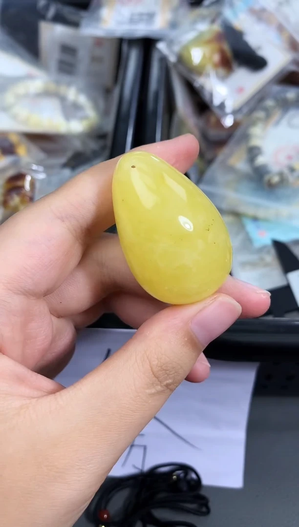 未镶嵌琥珀珠宝奇石80