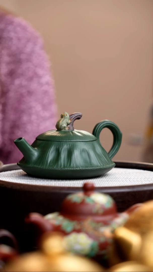 茶壶紫砂民国绿青蛙荷叶壶