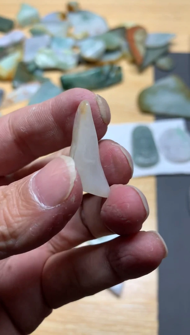 【闪购商品】翡翠颈饰未镶嵌天然翡翠A货