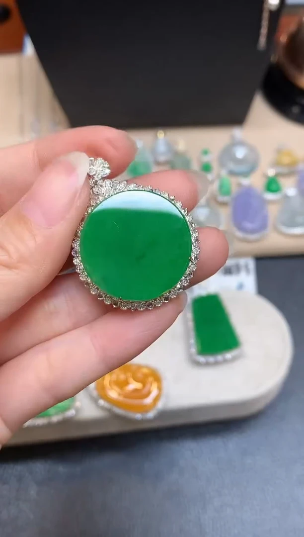 吊坠(不含链)18K金镶嵌翡翠圆牌【无服务费