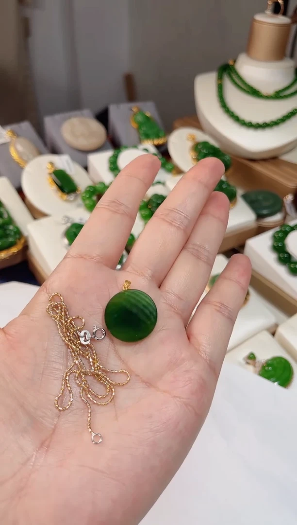 颈饰未镶嵌和田玉'**羊圆牌配 银链子