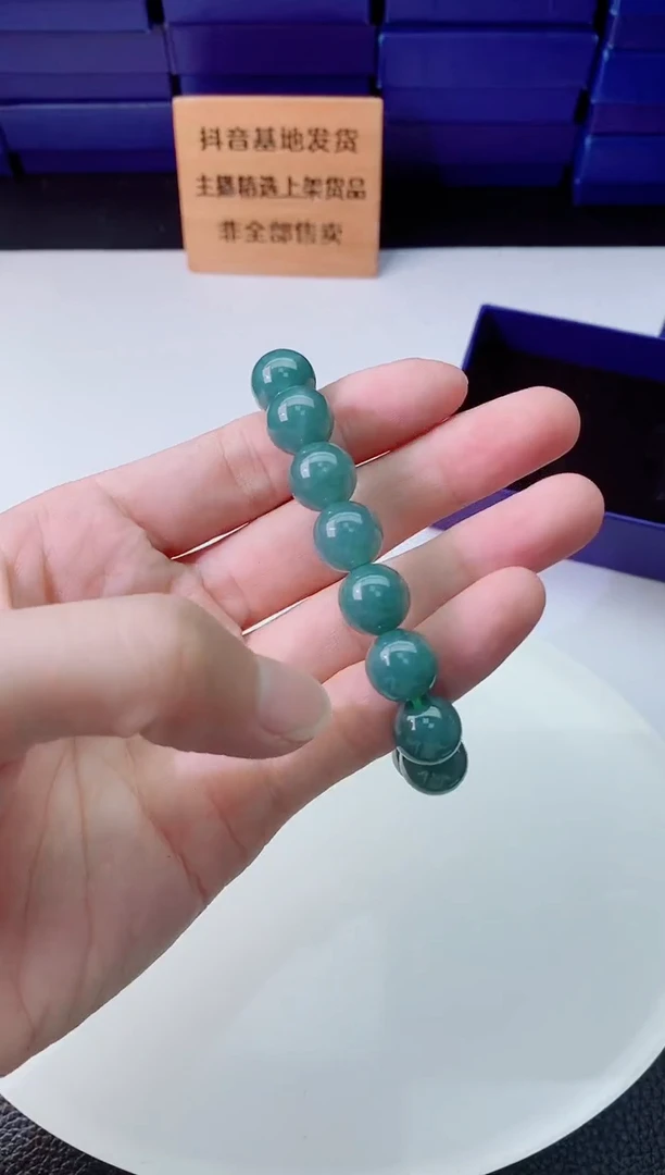 翡翠未镶嵌颈饰    `