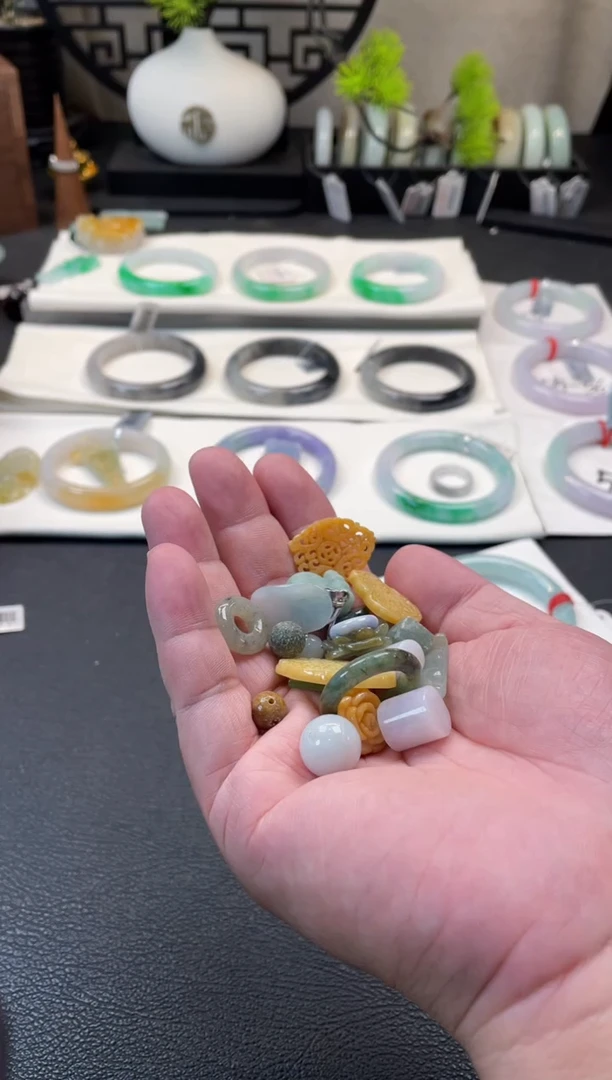 翡翠未镶嵌颈饰有纹裂