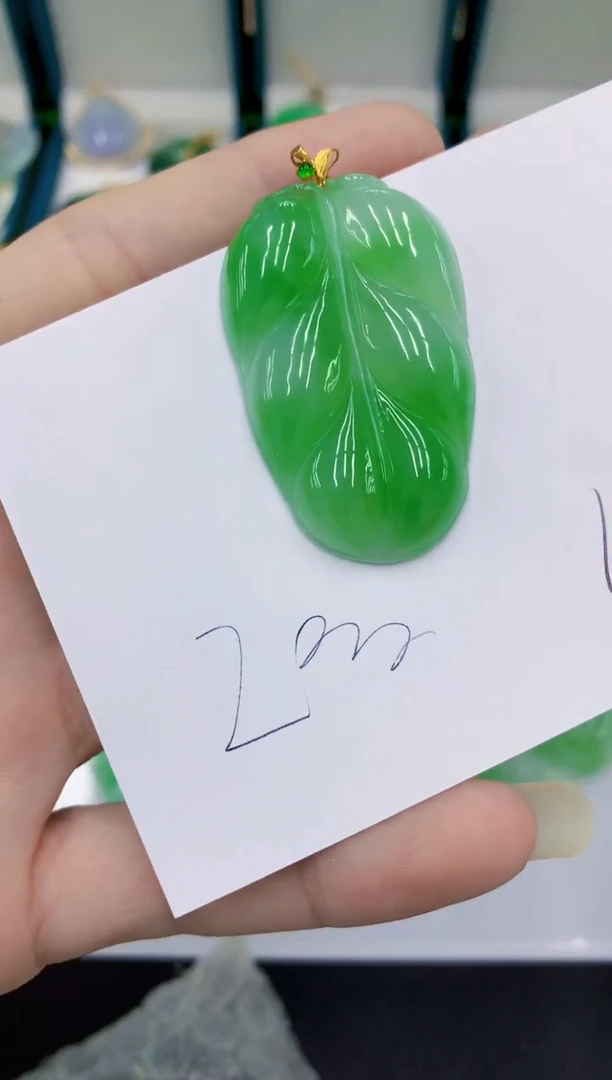翡翠18K金镶嵌颈饰阳*?翡翠