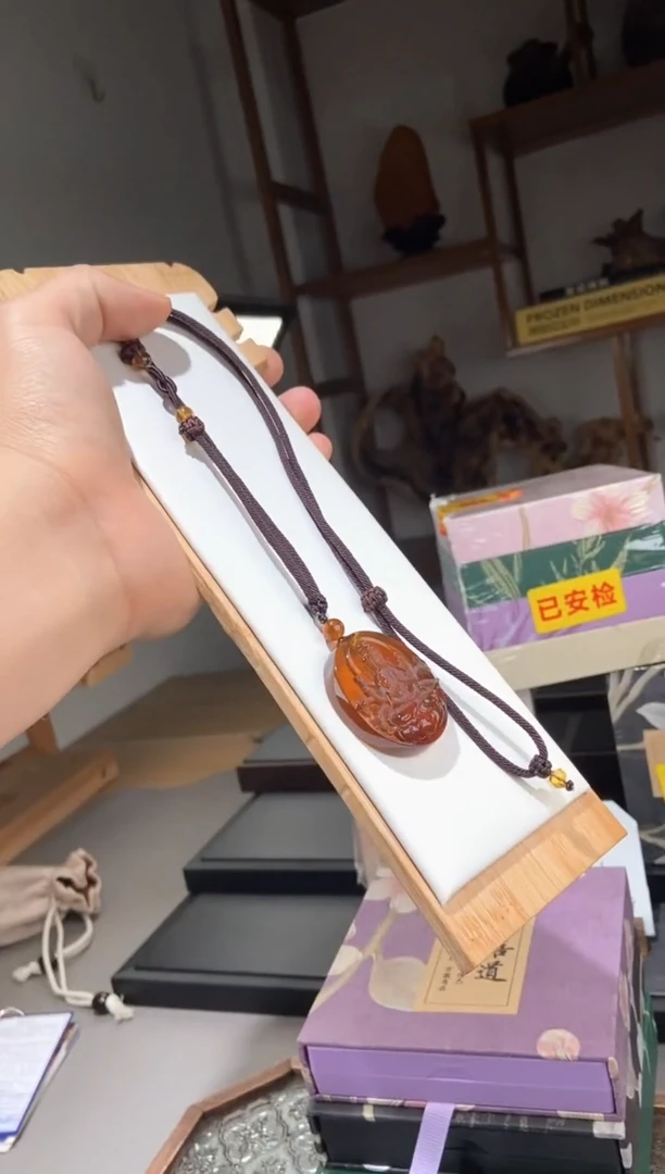 琥珀颈饰未镶嵌金棕红千手观音