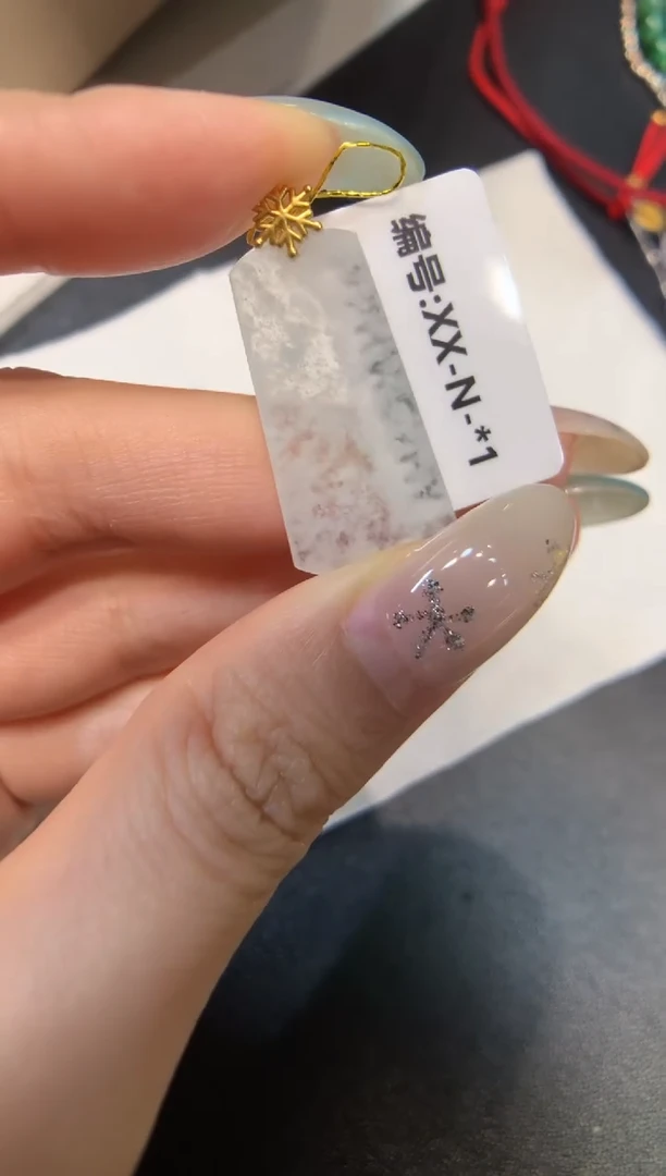 颈饰18K金镶嵌翡翠无事牌