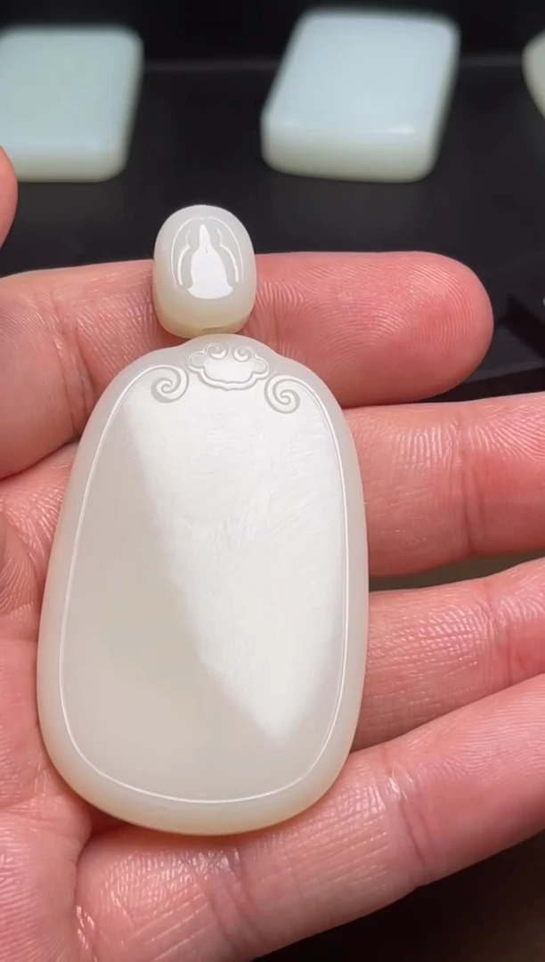 和田玉未镶嵌颈饰57 牌子和顶珠一起