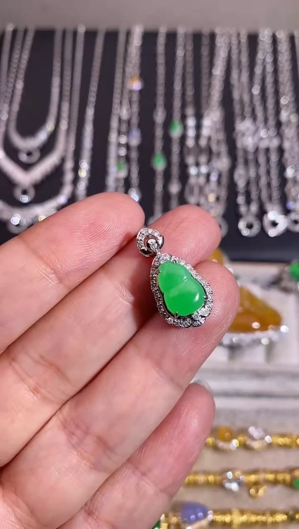 颈饰18K金镶嵌翡翠吊坠