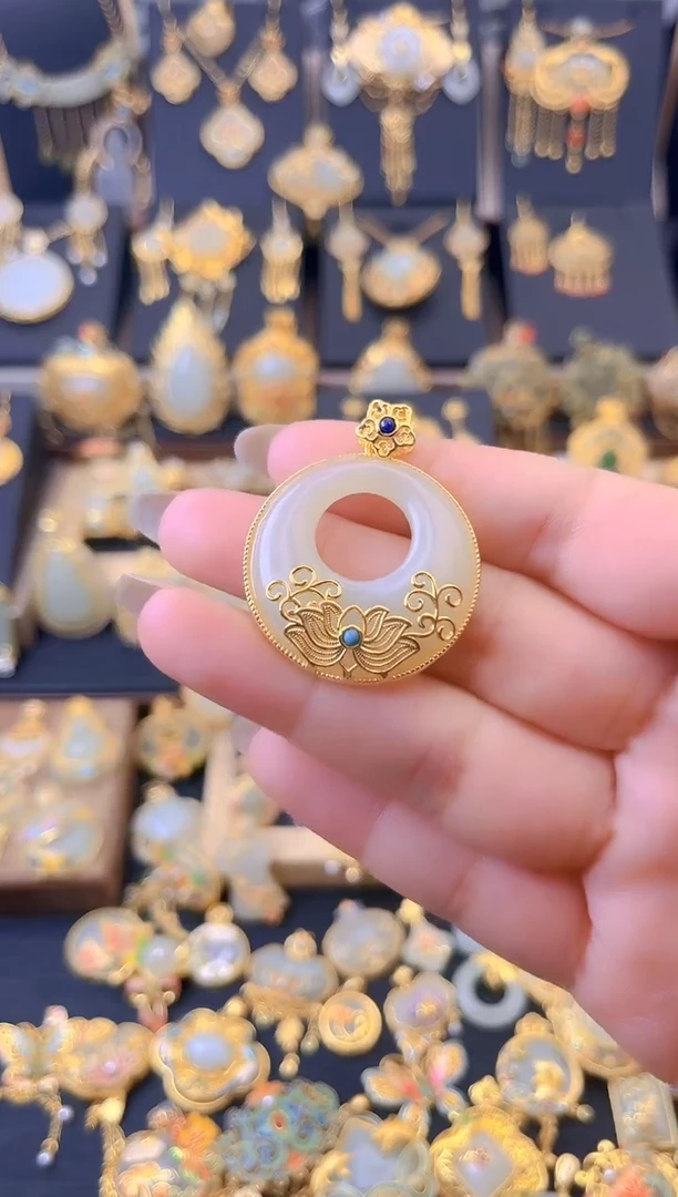 和田玉银S925镀金镶嵌颈饰莲花公主扣吊坠