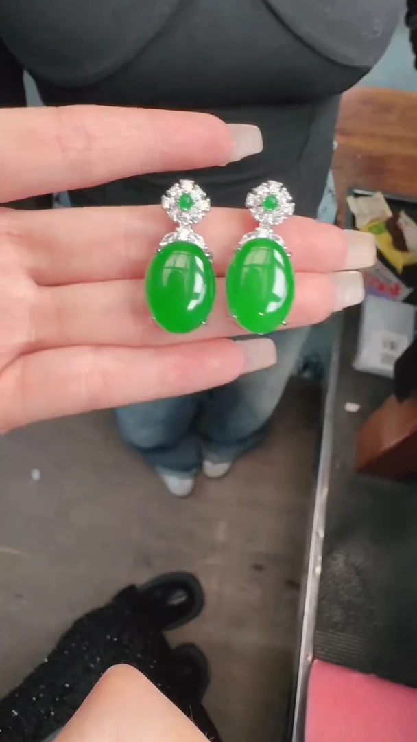 未镶嵌定制翡翠A货有轻微色差属于正常现象，吊坠多样性发货1