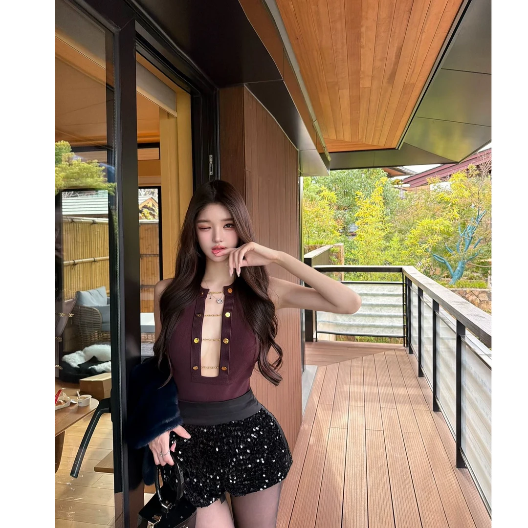 韩系时尚高级感金属扣镂空无袖连衣体显瘦收腰上衣配高腰短裤套装