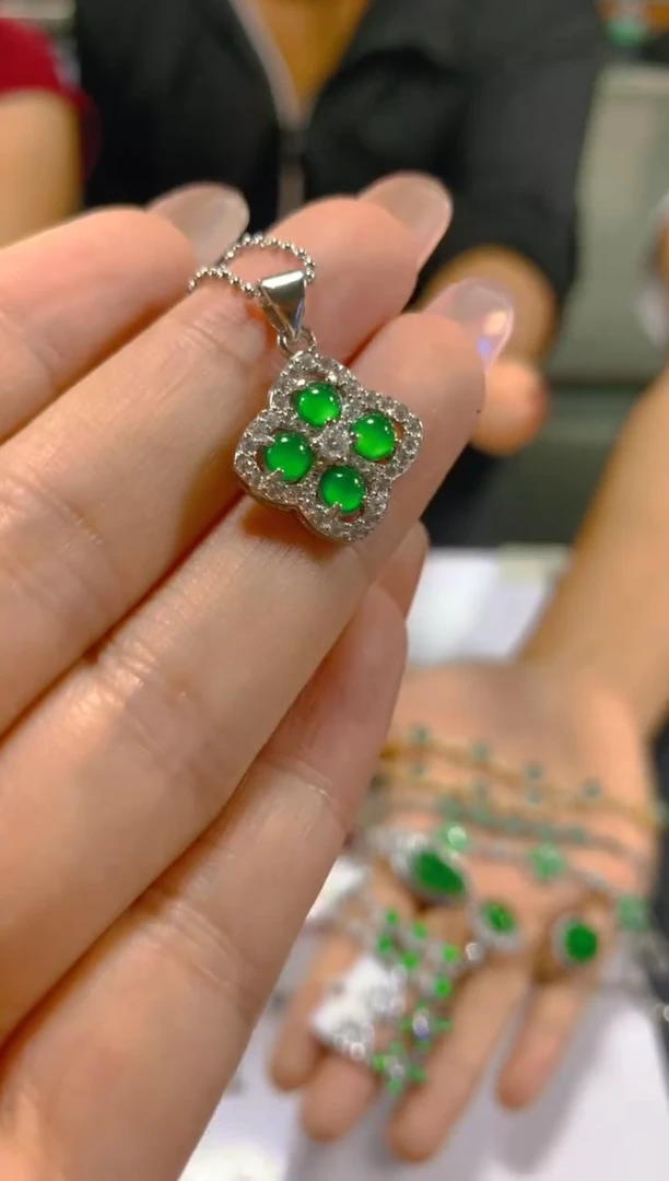 翡翠未镶嵌颈饰多样性发一