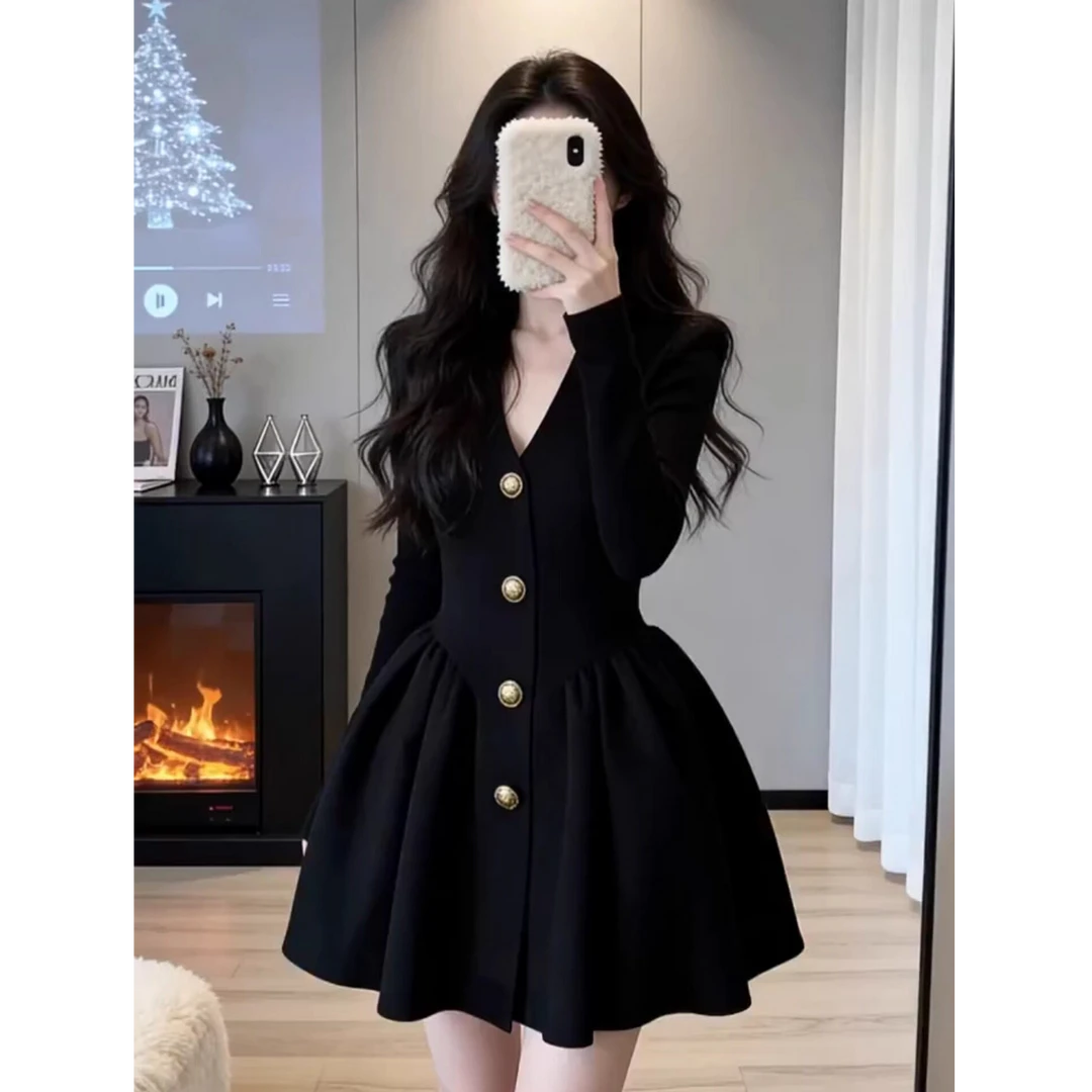 法式复古赫本风黑色v领针织打底连衣裙特别漂亮掐腰蓬蓬裙子26春