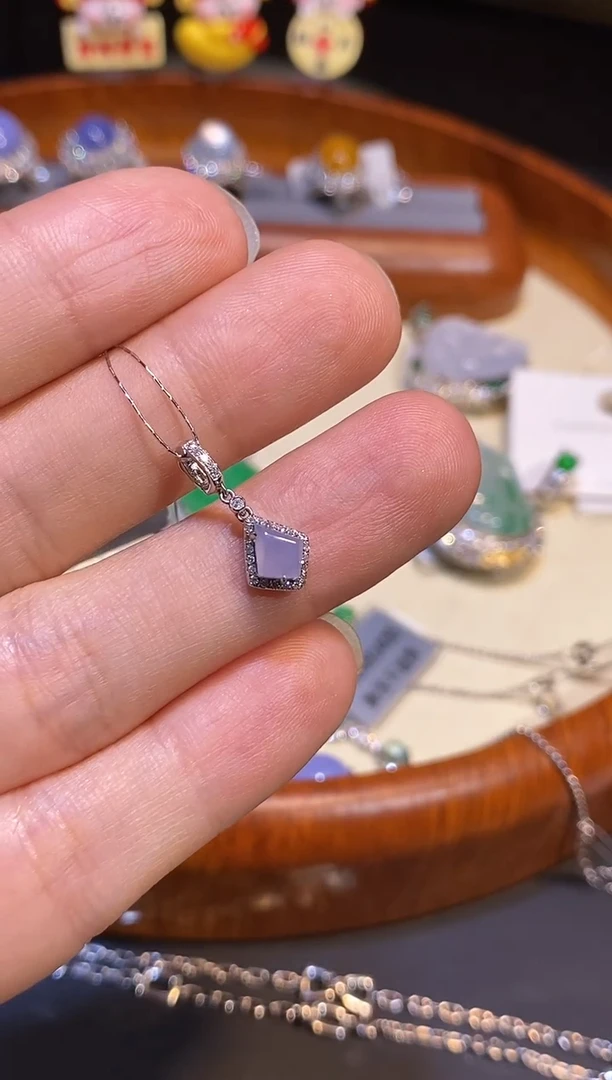 【闪购商品】翡翠颈饰18K金镶嵌吊坠