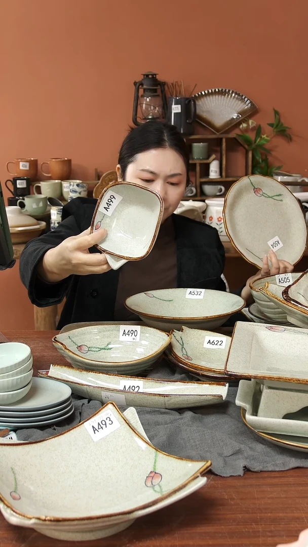 陶瓷A499 一只陶瓷带嘴方形碗可能微瑕