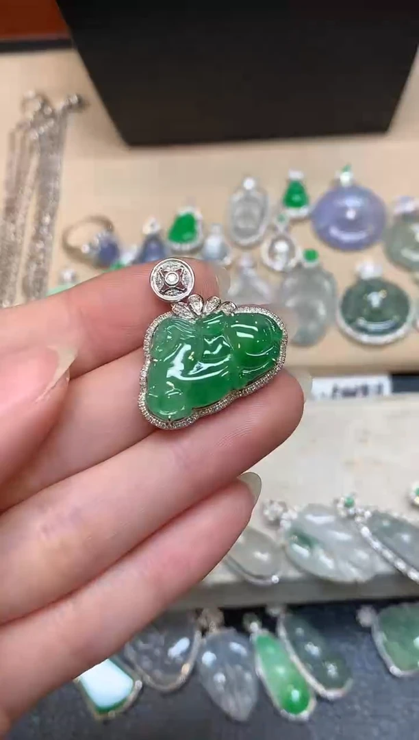 颈饰18K金镶嵌翡翠唐马【无服务费