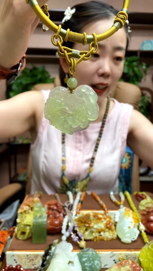 未镶嵌岫玉颈饰·