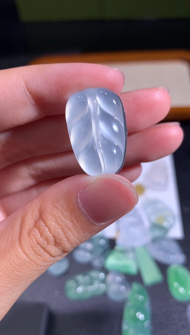 颈饰未镶嵌翡翠叶子