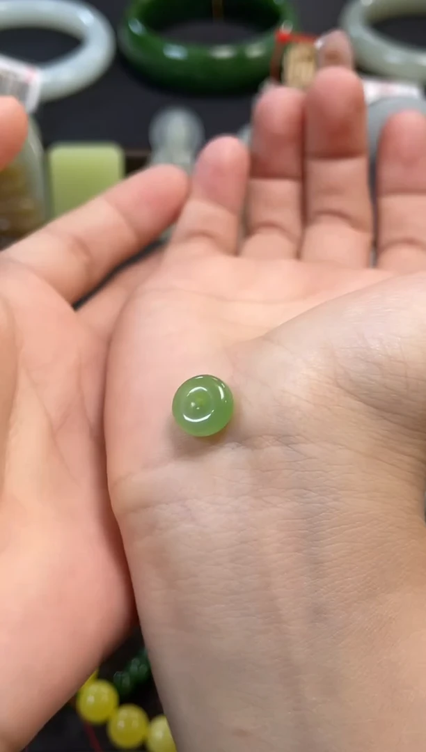 吊坠(不含链)未镶嵌和田玉乌兰海苹果绿 小平安扣9016223