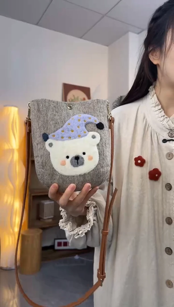 羊毛非遗纯手工包  手机包灰小熊