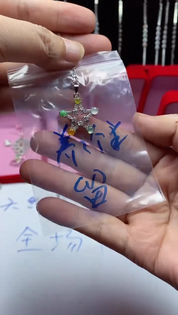 未镶嵌戒指翡翠养**?翡翠吊坠
