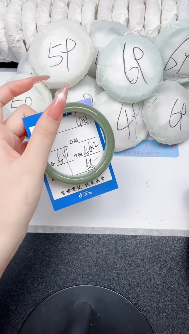 未镶嵌手镯石英质玉40-56.2