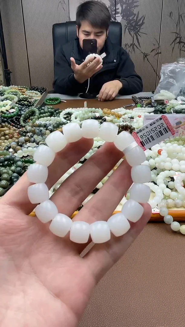 未镶嵌手串和田玉新疆黑山白13直切
