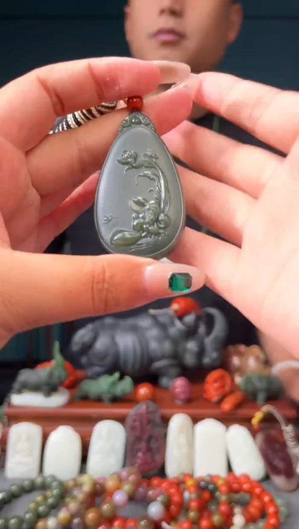 和田玉未镶嵌颈饰吊坠