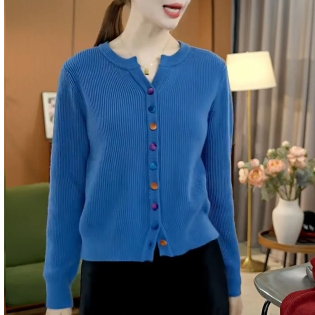 [工厂直销上衣]春秋款时尚显瘦遮肉多巴胺圆领彩扣针织开衫99370