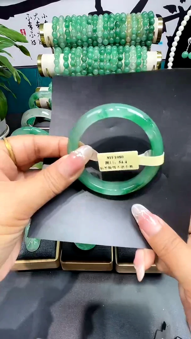 未镶嵌手镯石英质玉（非洲翠）手镯