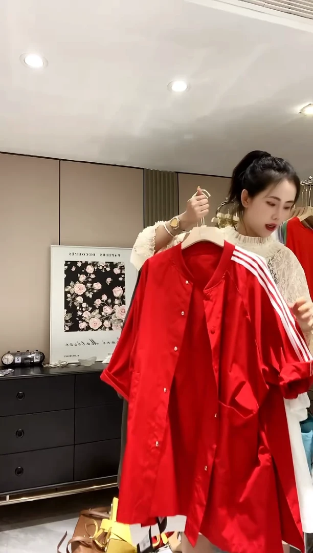红色的三条杠无领外套
