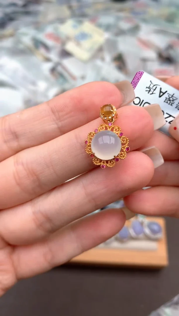 18K金镶嵌挂件翡翠一