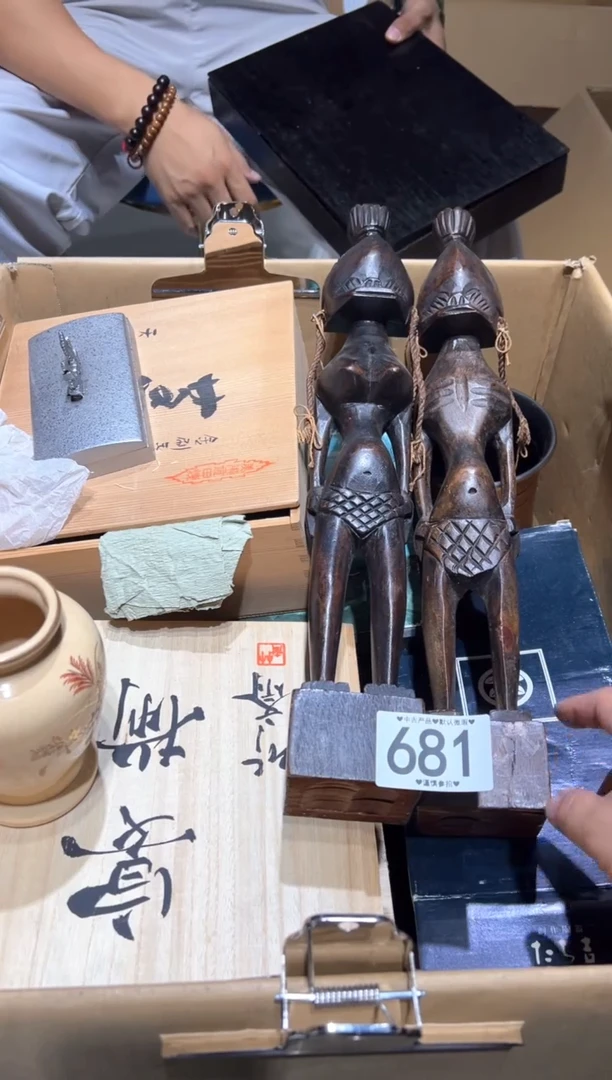 瓷片681.......... 非洲人摆件  一对 一木雕