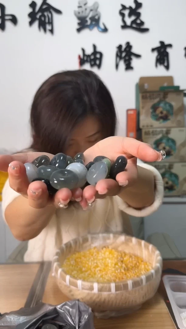 未镶嵌岫玉吊坠多样性发货发其中之一