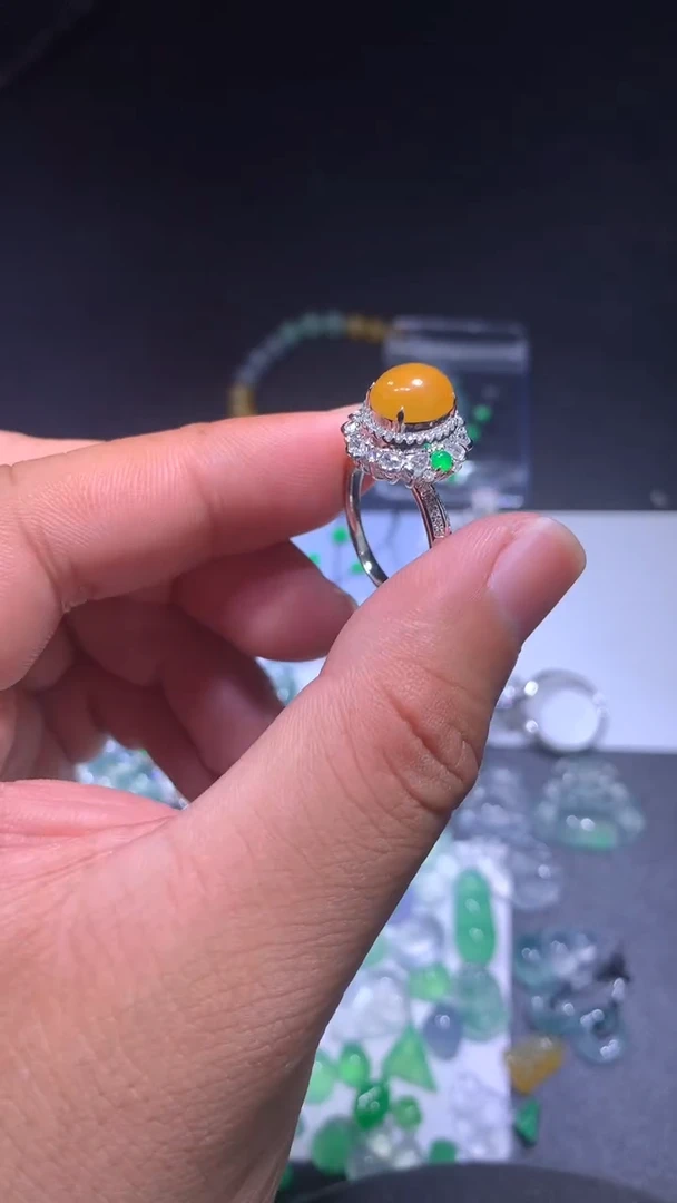 颈饰18K金镶嵌翡翠戒指