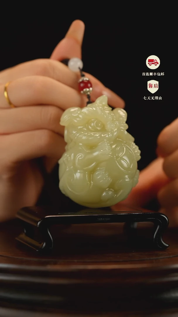 云南石竹叶青雕刻：醒狮抱球手把件