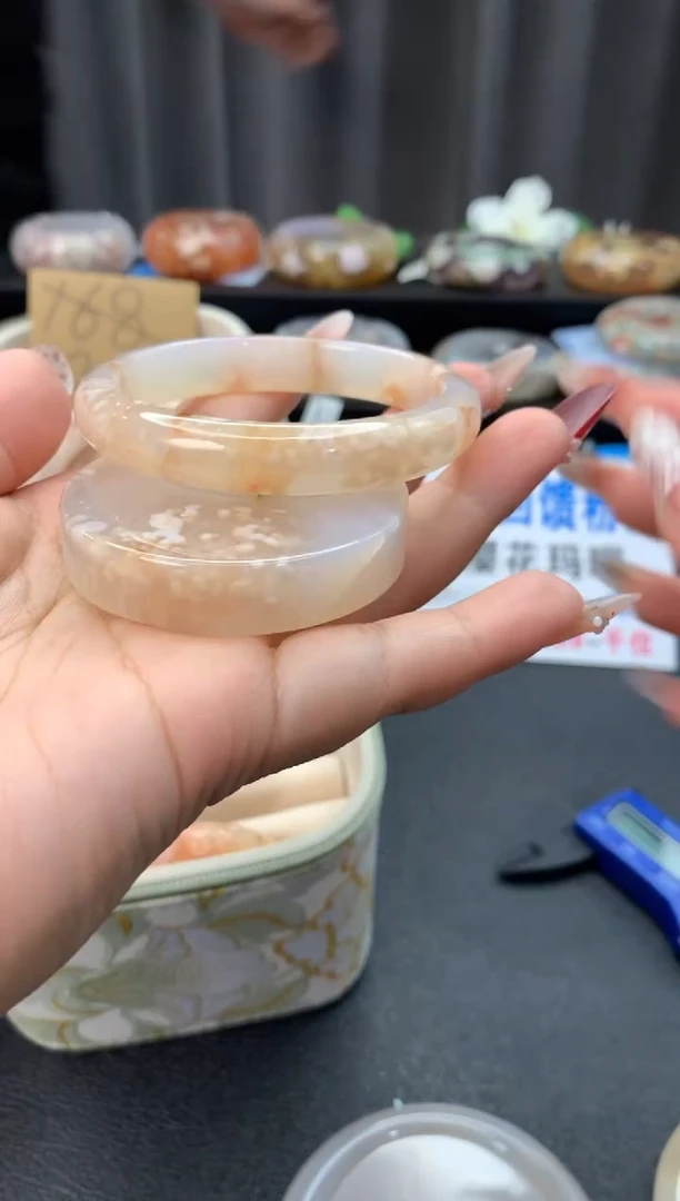 未镶嵌手镯石英质玉（54-55圈口）赠送镯心 无证书