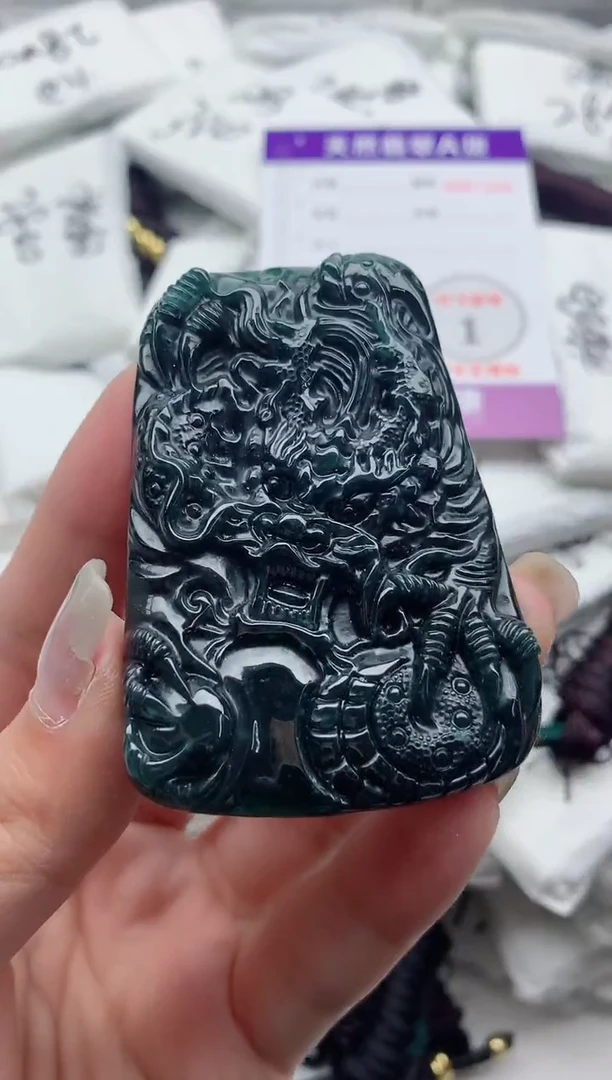 翡翠未镶嵌颈饰·