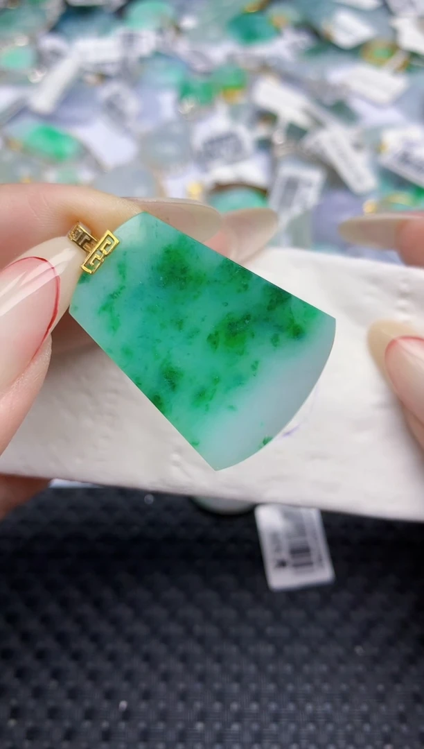 颈饰18K金镶嵌翡翠?**?   天然翡翠A货  百元以上9米证书费自理