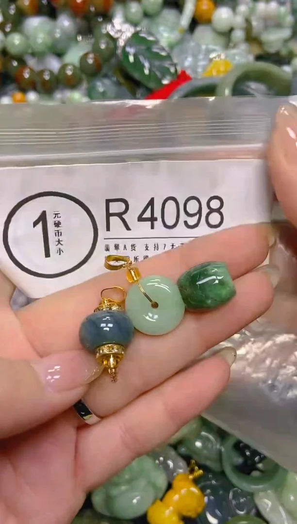 颈饰未镶嵌翡翠/R/翡翠A货，一件也是批发价