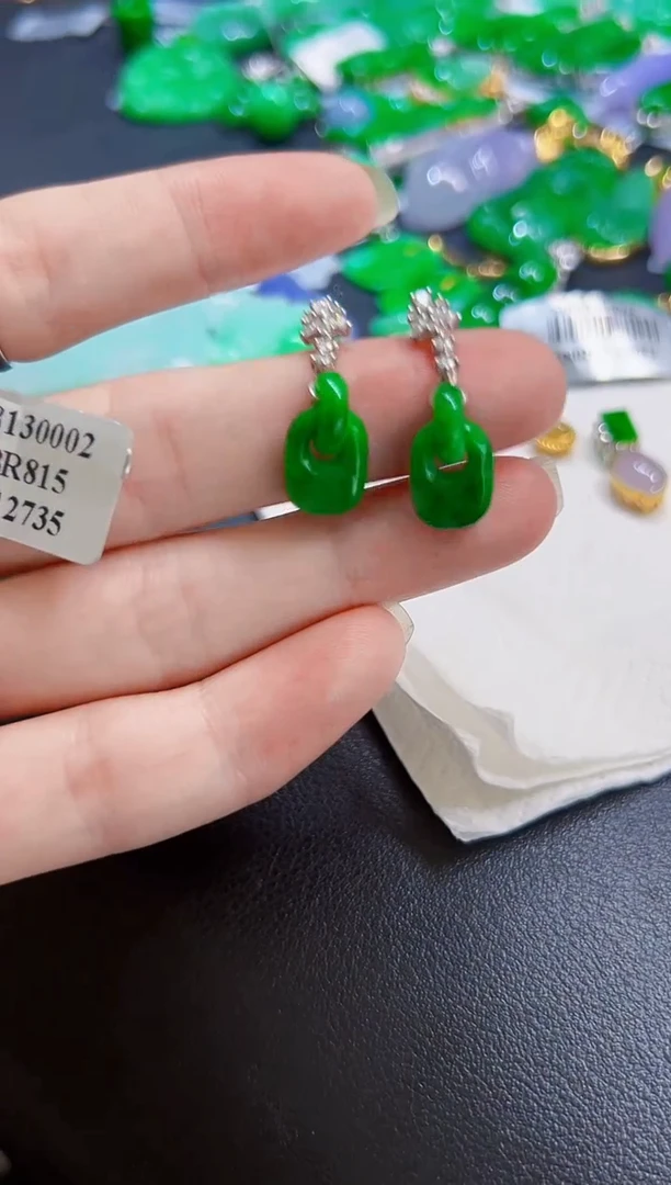 颈饰18K金镶嵌翡翠耳钉