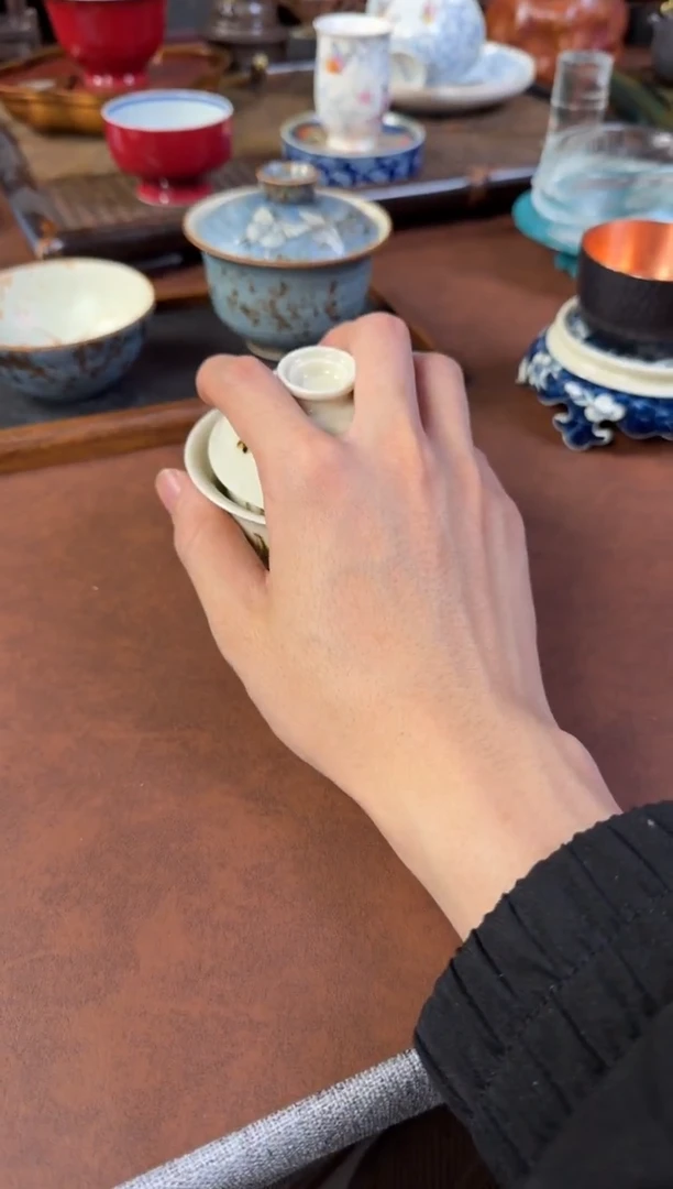 景德镇手绘鳜鱼釉里金盖碗